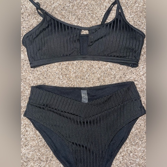 Bikini Set - Picture 2 of 3